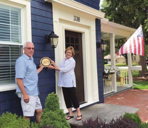 Kim and Lori Nilsson proudly receive the plaque for their home.