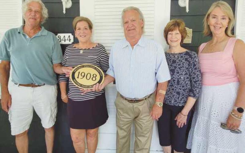 Historic Perrysburg presents plaque