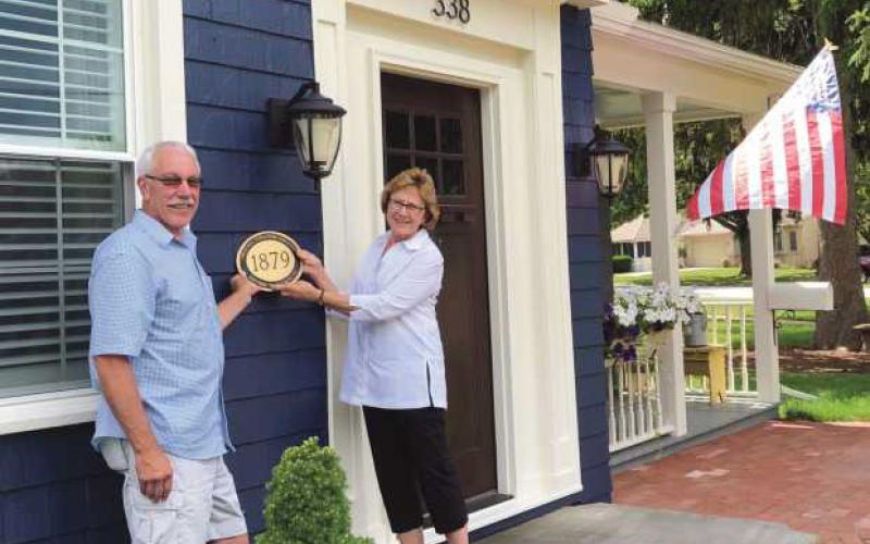 Kim and Lori Nilsson proudly receive the plaque for their home.