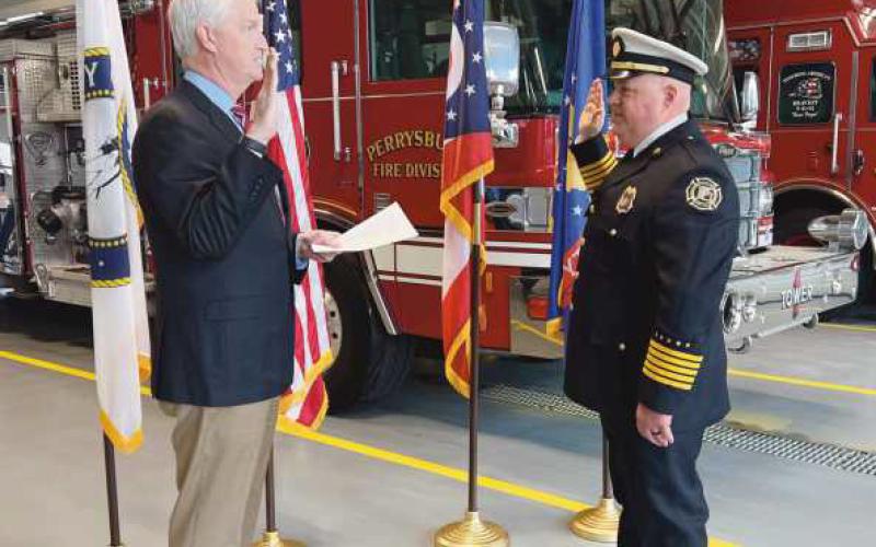 On Monday, March 13, Mayor Tom Mackin performed the swearing-in ceremony of Perrysburg’s new Fire Chief, William McCullough, at the fire division headquarters. Director of Public Safety, Chief Patrick Jones, was in attendance, as well as other Perrysburg city officials and Chief McCullough’s family.