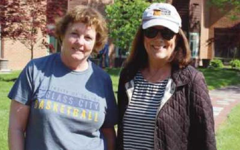 Country Garden Club gifts Hospice with plants and flowers
