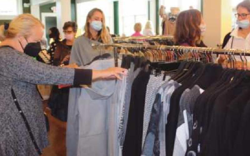 Country Garden Club holds Holiday Trunk Show