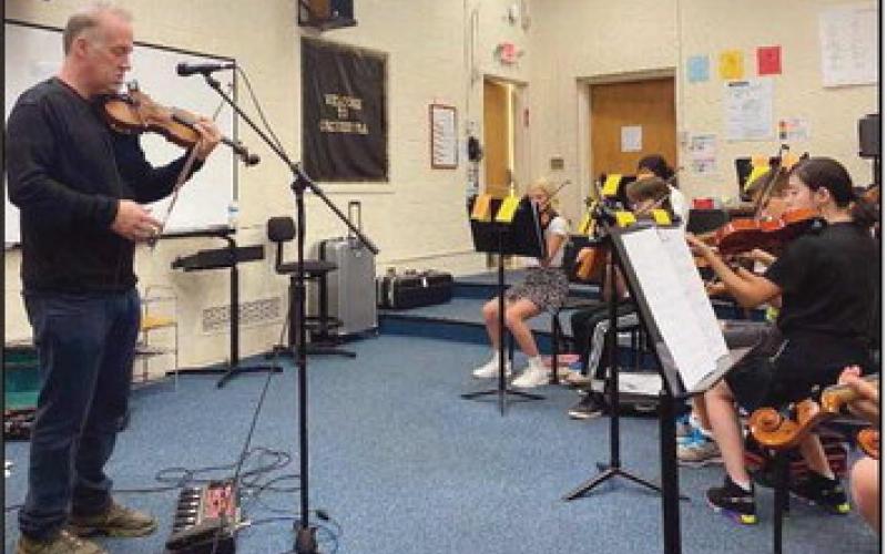 Violinist visits orchestra students