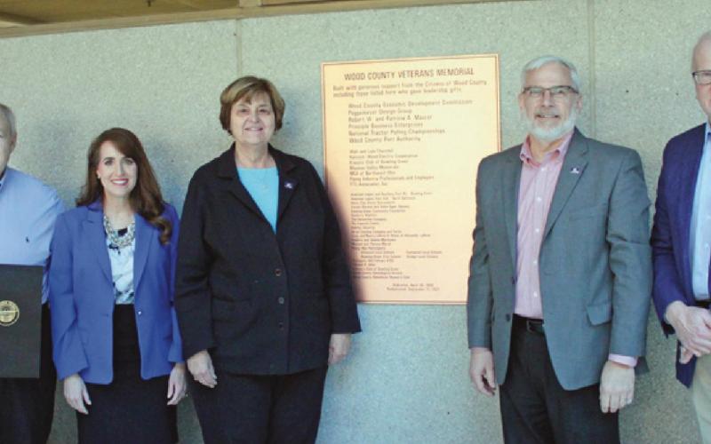 Commissioners unveil Veterans Memorial donor plaque
