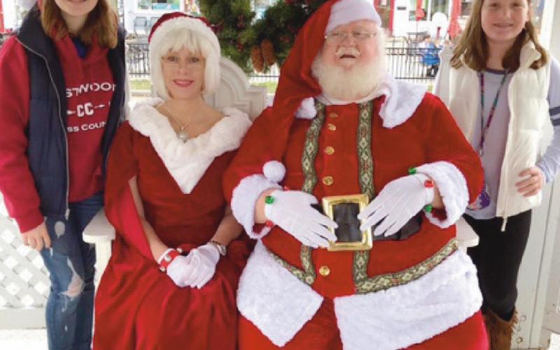Home for the Holidays parade Sunday to feature strolling carollers, bean bag toss, free treats, photos with Santa and more