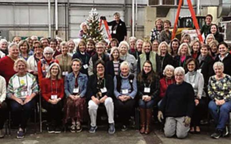 Country Garden Club readies downtown holiday display