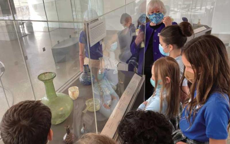 Students view glass, paint abstract designs on visit to Toledo museum