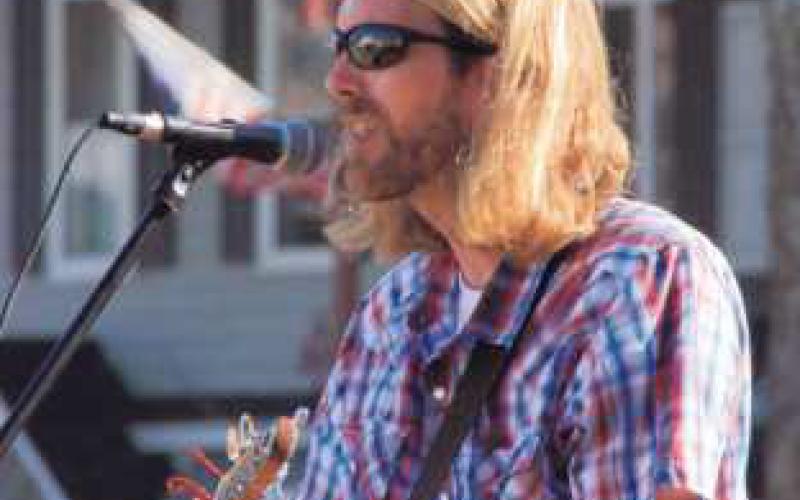 Featured performer, Slim.