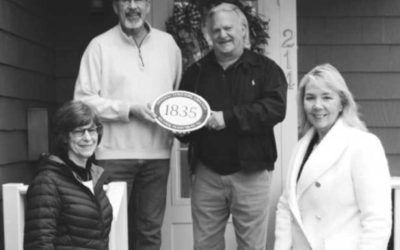 Historic Perrysburg presents plaque
