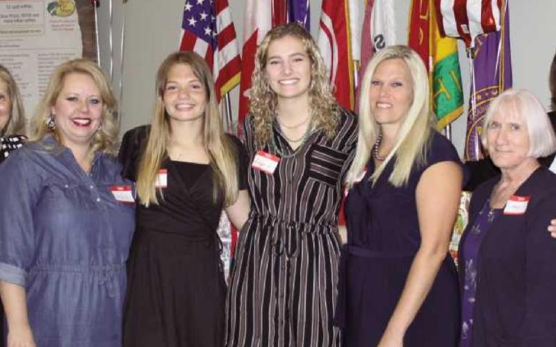 Republican Womenʼs Club presents scholarships