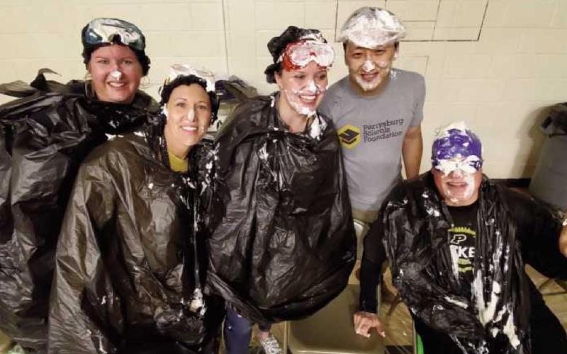 Woodland students pitch pies to raise money