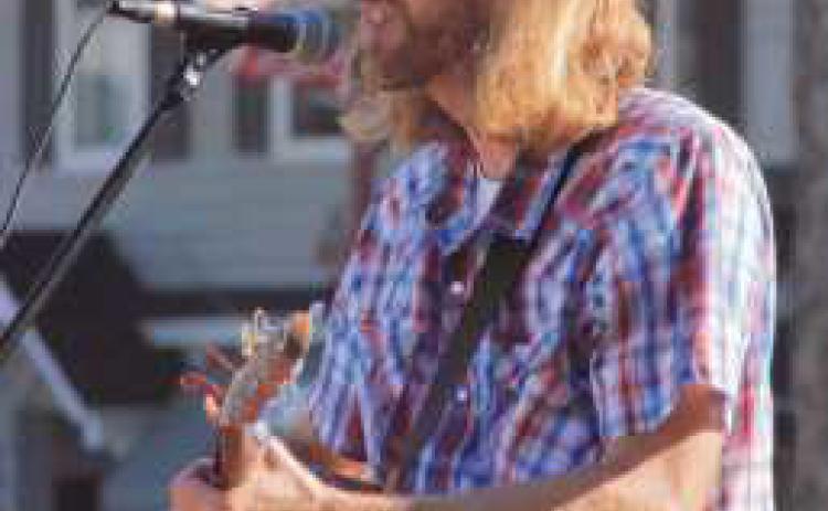 Featured performer, Slim.