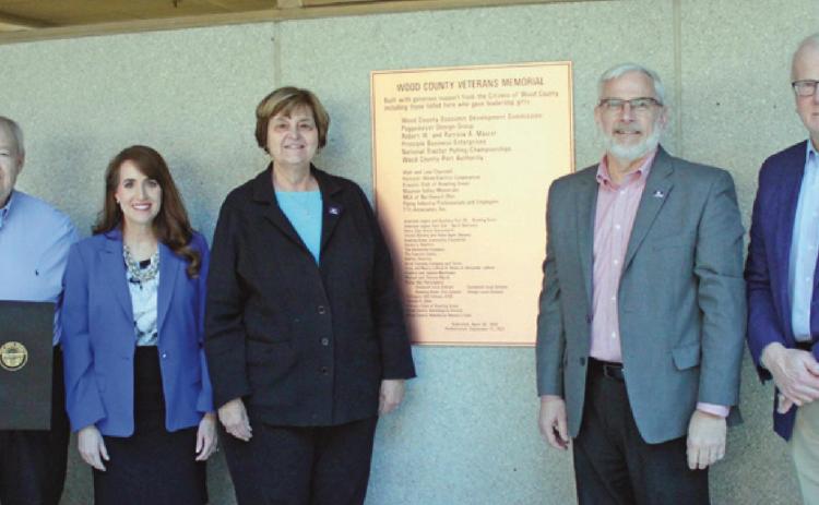 Commissioners unveil Veterans Memorial donor plaque