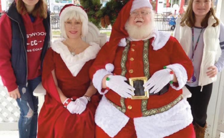 Home for the Holidays parade Sunday to feature strolling carollers, bean bag toss, free treats, photos with Santa and more