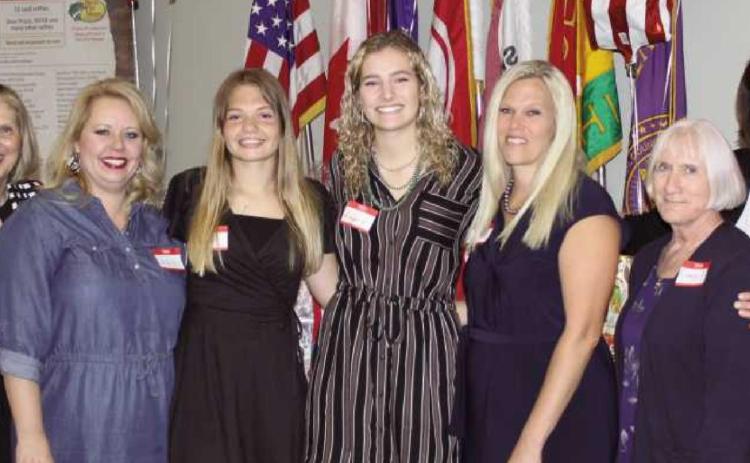 Republican Womenʼs Club presents scholarships